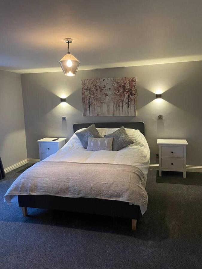 Cosy Apartment Above Village Pub Бъкстън Екстериор снимка