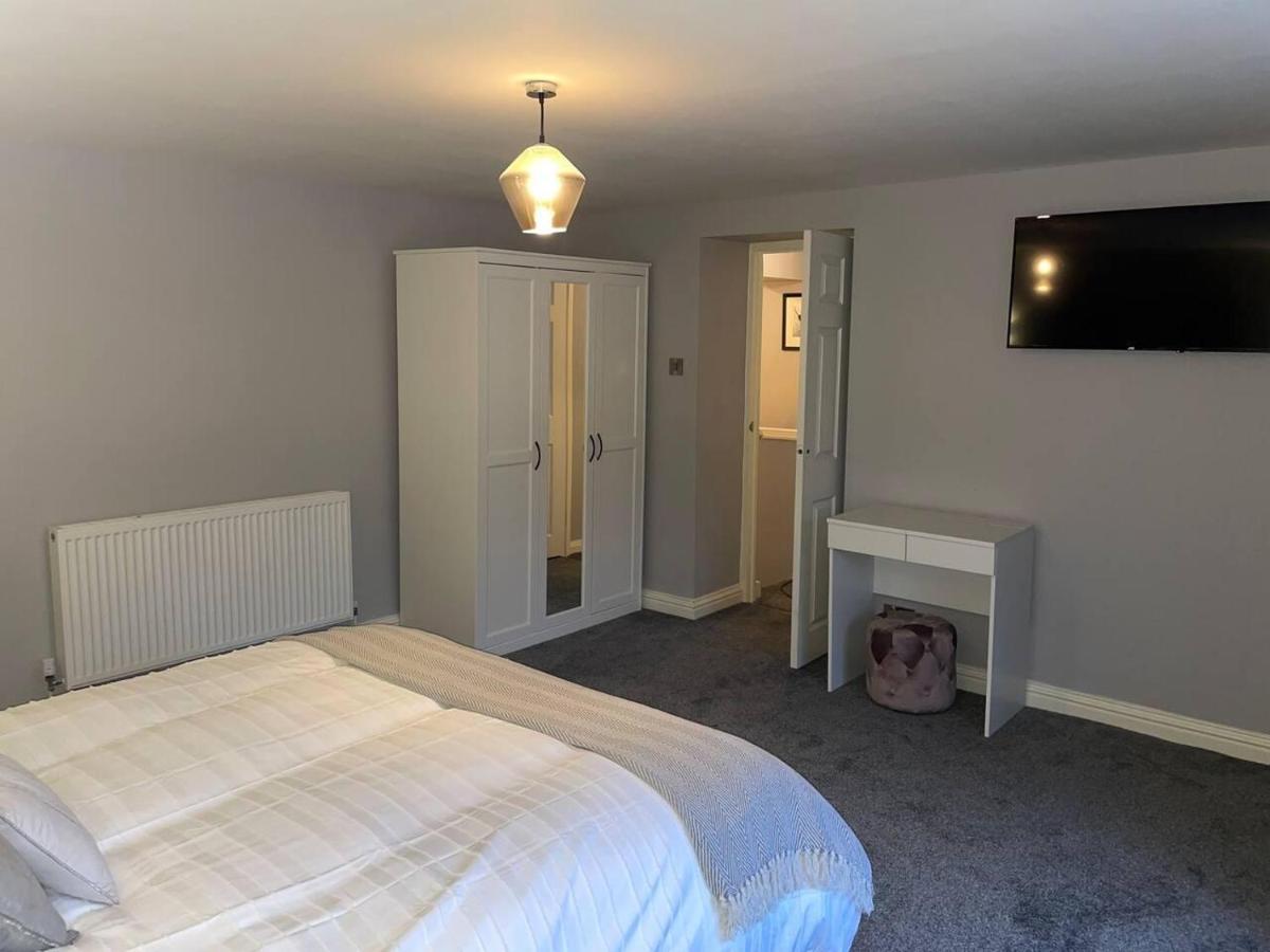 Cosy Apartment Above Village Pub Бъкстън Екстериор снимка