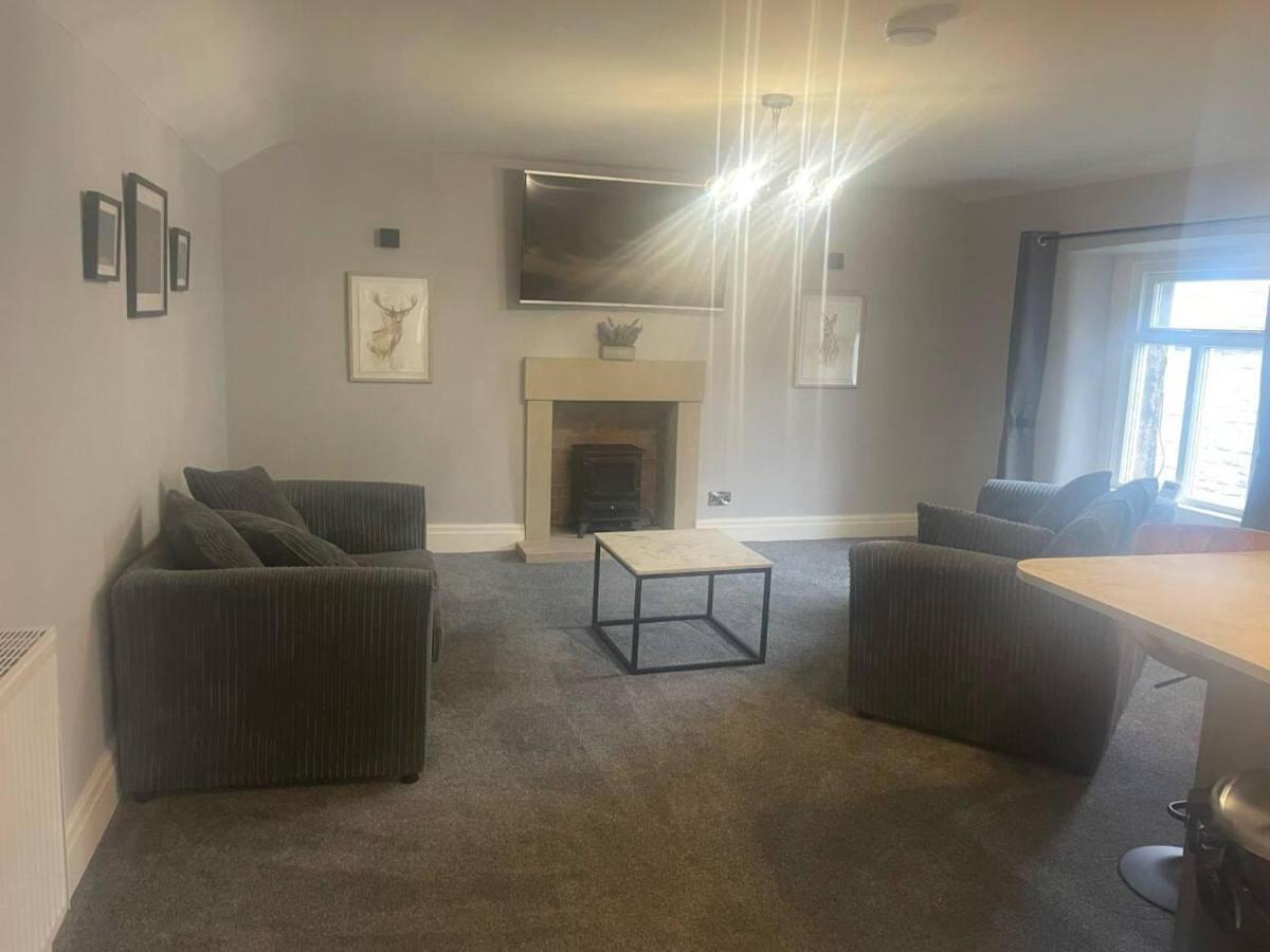 Cosy Apartment Above Village Pub Бъкстън Екстериор снимка
