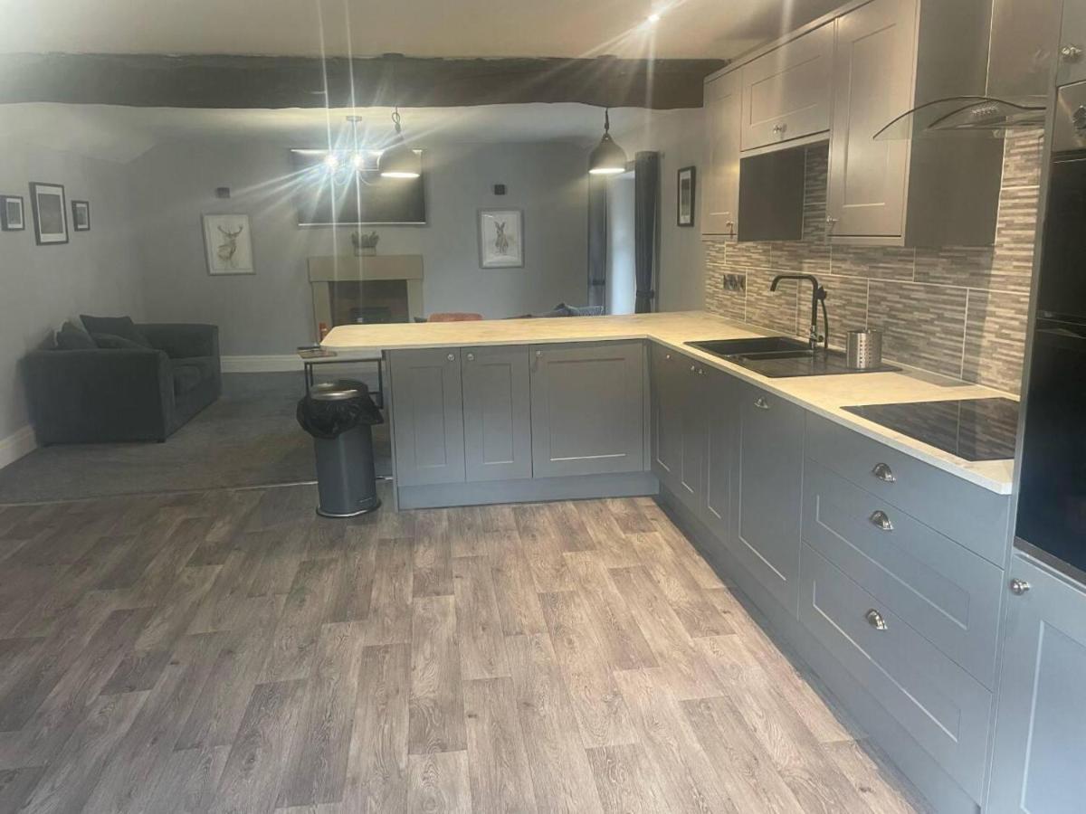 Cosy Apartment Above Village Pub Бъкстън Екстериор снимка