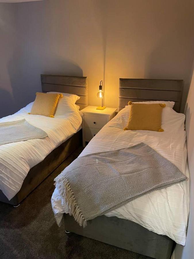 Cosy Apartment Above Village Pub Бъкстън Екстериор снимка
