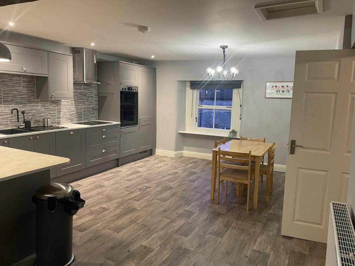 Cosy Apartment Above Village Pub Бъкстън Екстериор снимка