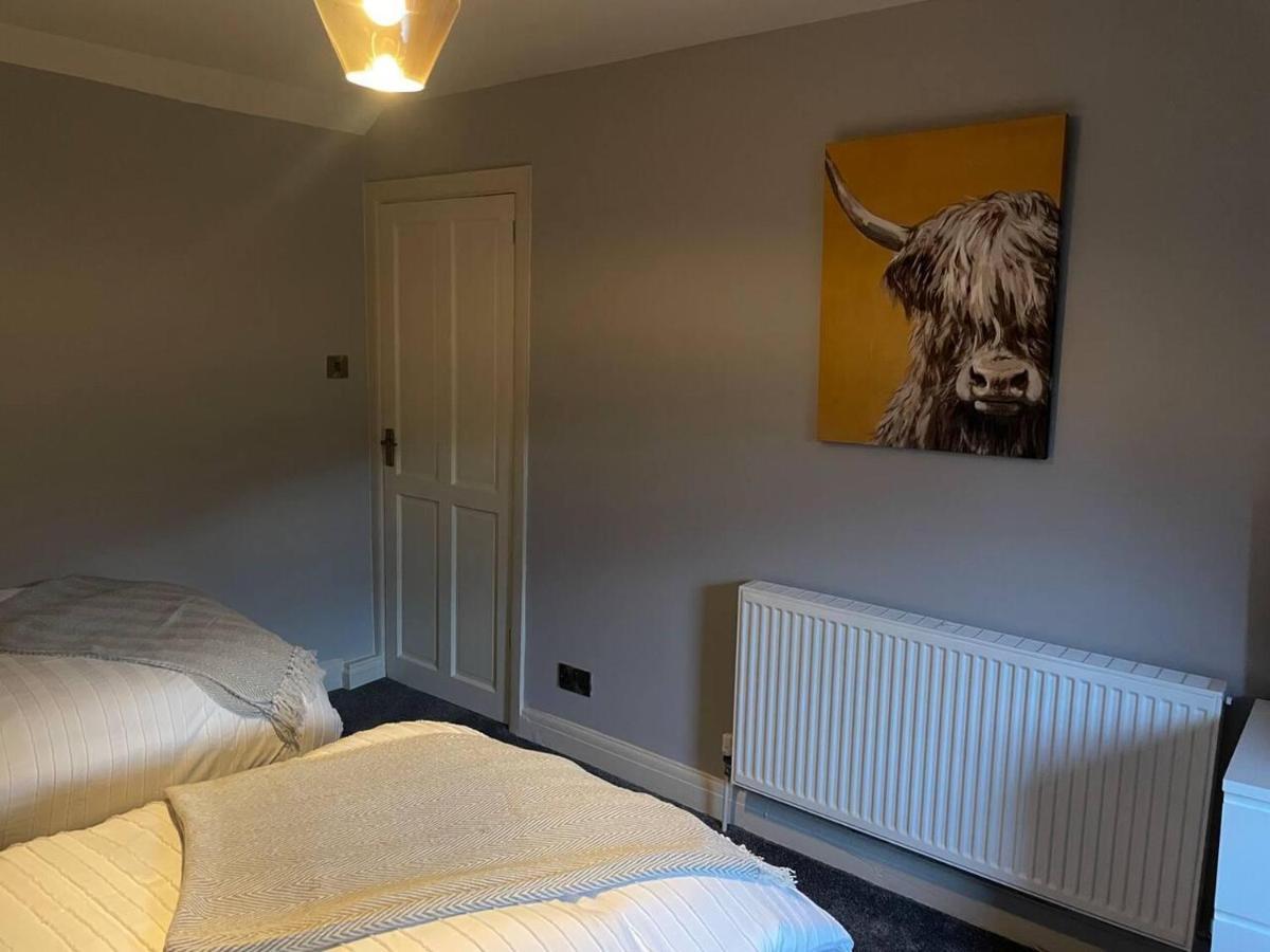 Cosy Apartment Above Village Pub Бъкстън Екстериор снимка