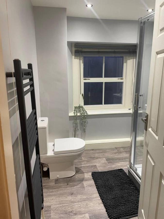 Cosy Apartment Above Village Pub Бъкстън Екстериор снимка