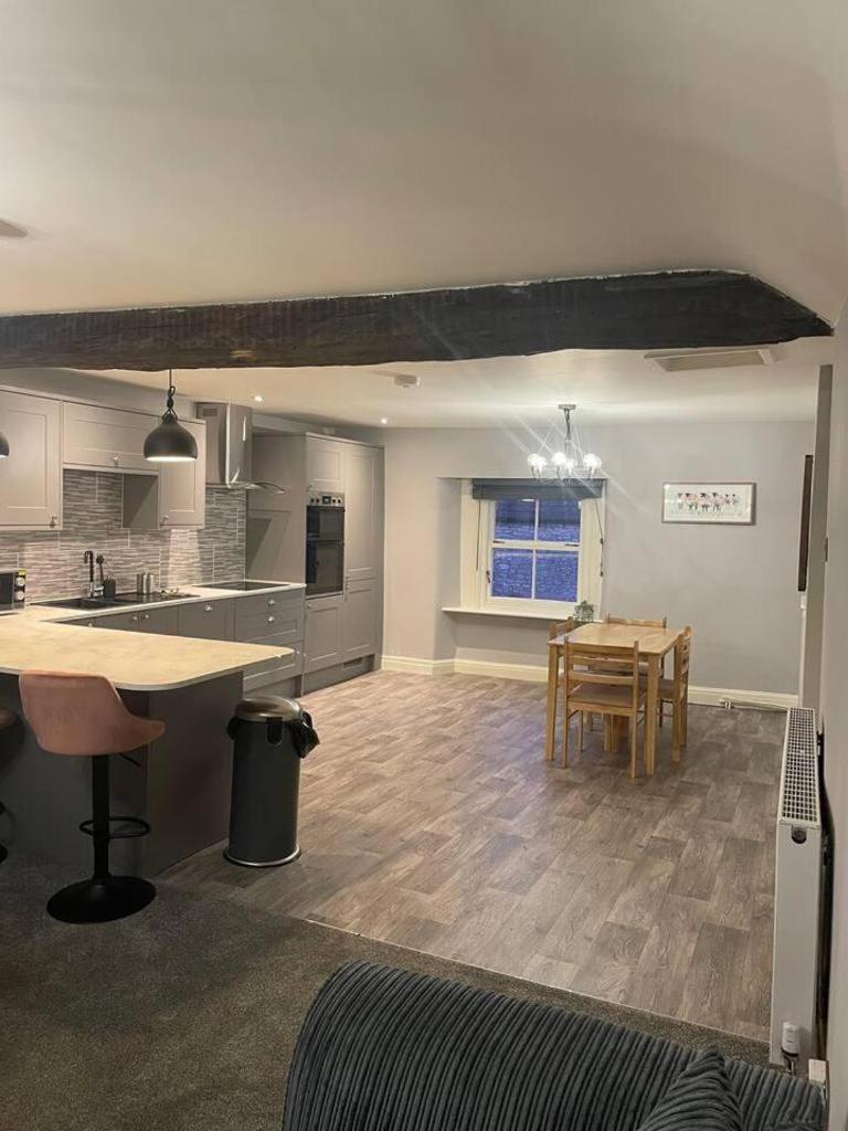 Cosy Apartment Above Village Pub Бъкстън Екстериор снимка