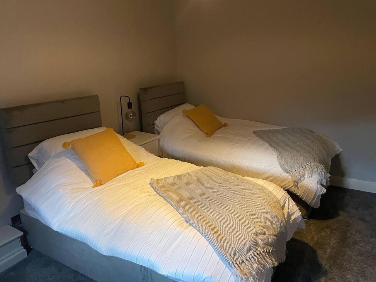 Cosy Apartment Above Village Pub Бъкстън Екстериор снимка